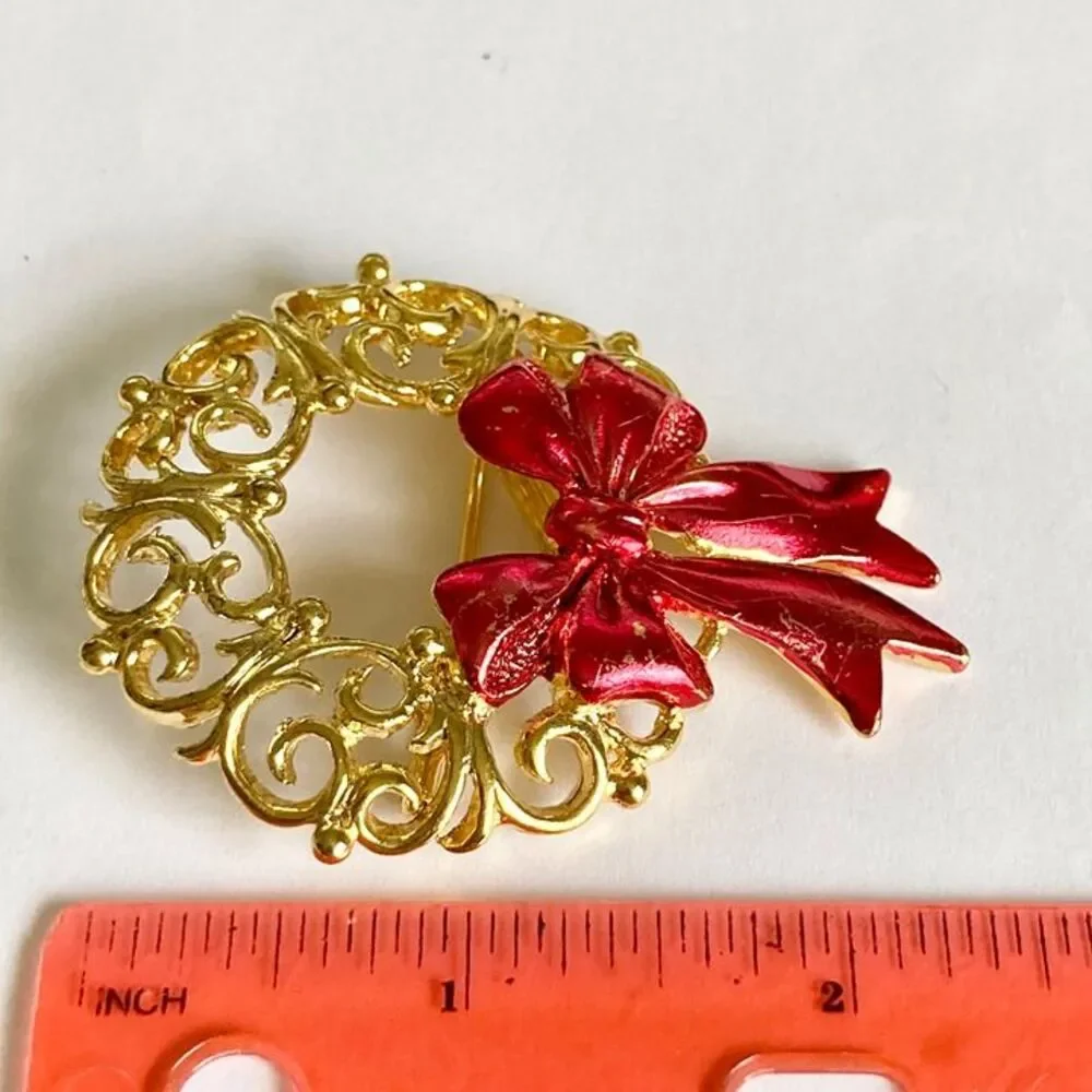 Vintage Christmas Filigree Scroll Wreath Pin Brooch Gold Tone Red Bow JJ Jonette